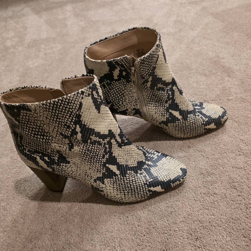 Pour La Victoire Booties Size 10
